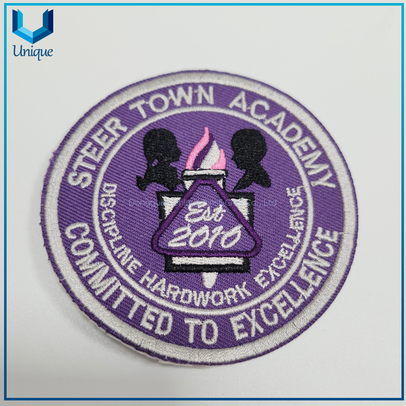 Hierro de diseño de moda barato en alta calidad, venta al por mayor, insignia alta, insignia personalizada de alta frecuencia, parche termofusible de PVC de alta calidad y bajo precio para prendas de vestir, sello bordado