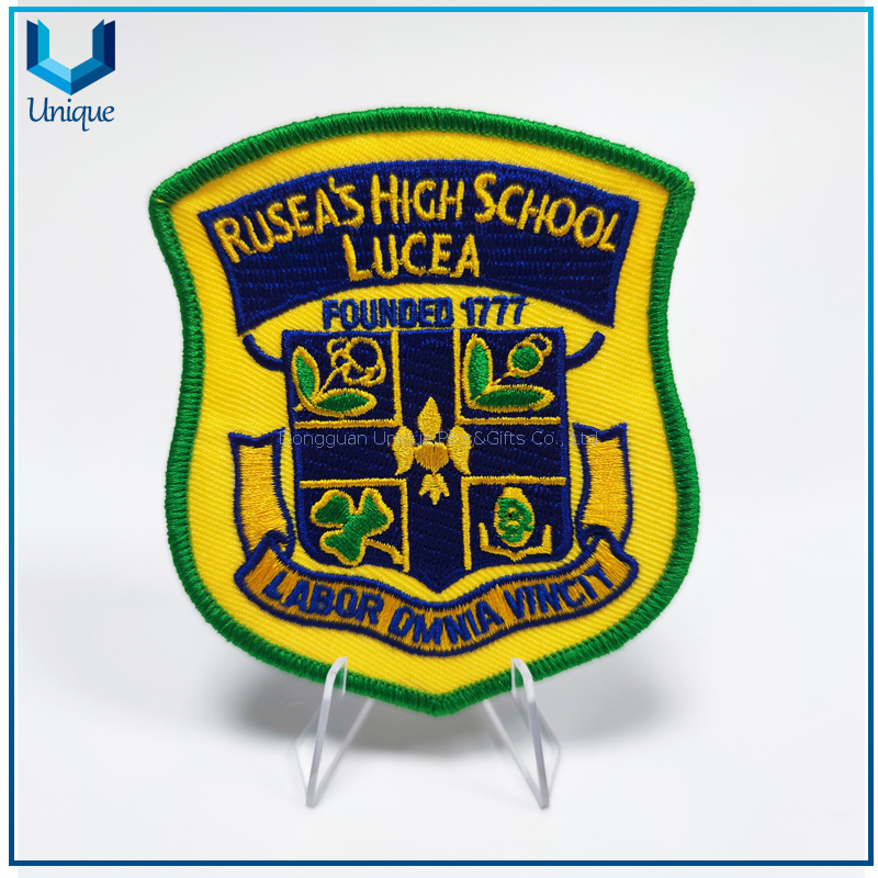 Hierro de diseño de moda barato en insignia al por mayor de alta calidad Insignia personalizada de alta frecuencia, parche termofusible de PVC de alta calidad y bajo precio para prendas de vestir, sello bordado personalizado