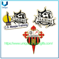 Personalizar el Pin de solapa de esmalte duro de entrenamiento de fútbol de España en oro con impresión UV