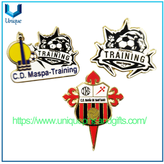 Personalizar el Pin de solapa de esmalte duro de entrenamiento de fútbol de España en oro con impresión UV