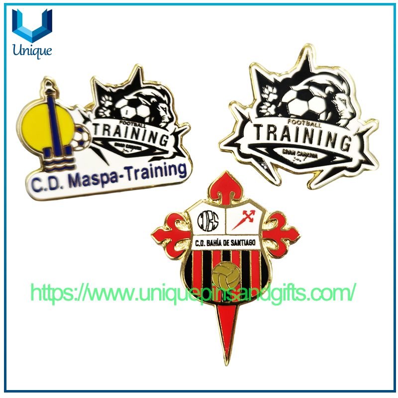 Personalizar el Pin de solapa de esmalte duro de entrenamiento de fútbol de España en oro con impresión UV