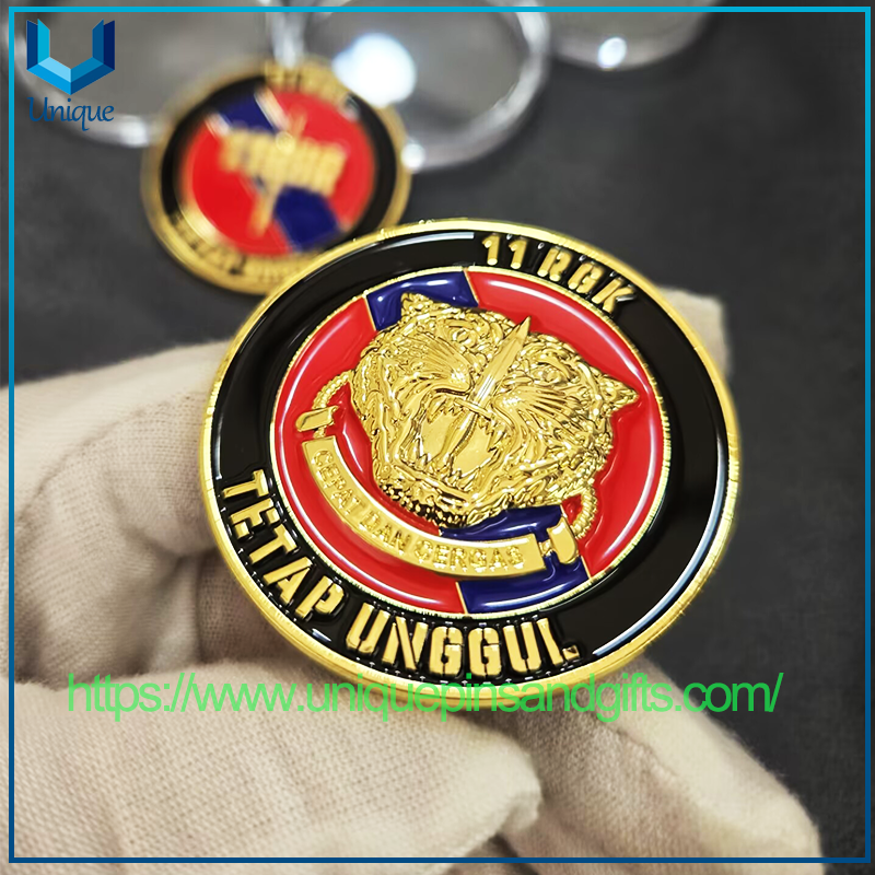 Moneda conmemorativa 3D de la Marina de Malasia chapada en oro de diseño personalizado con patrón de cabeza de león y caja de acrílico