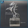 Trofeo de caballo de cristal disponible en stock, trofeo de caballo 3d de cristal en blanco de recuerdo con logotipo de sublimación personalizado