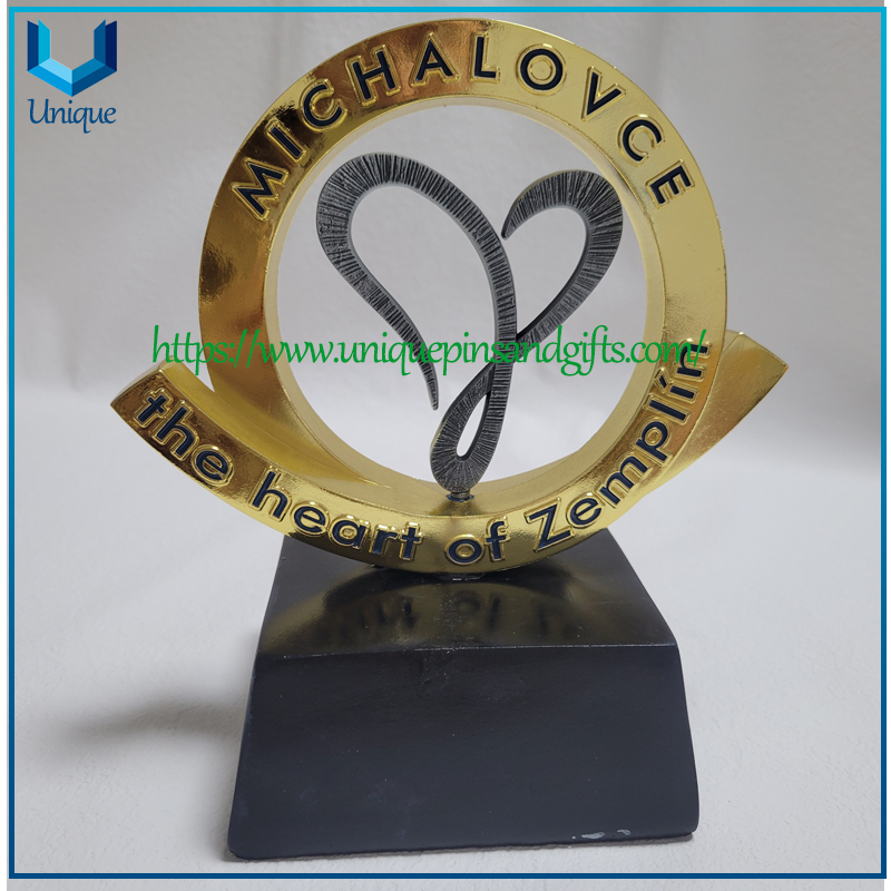 Trofeo de metal MICHALOVCE giratorio de Eslovaquia personalizado, plástico/metal/acrílico/transparente/artesanía de cristal/trofeo de fútbol de críquet de cristal/fútbol/baskball