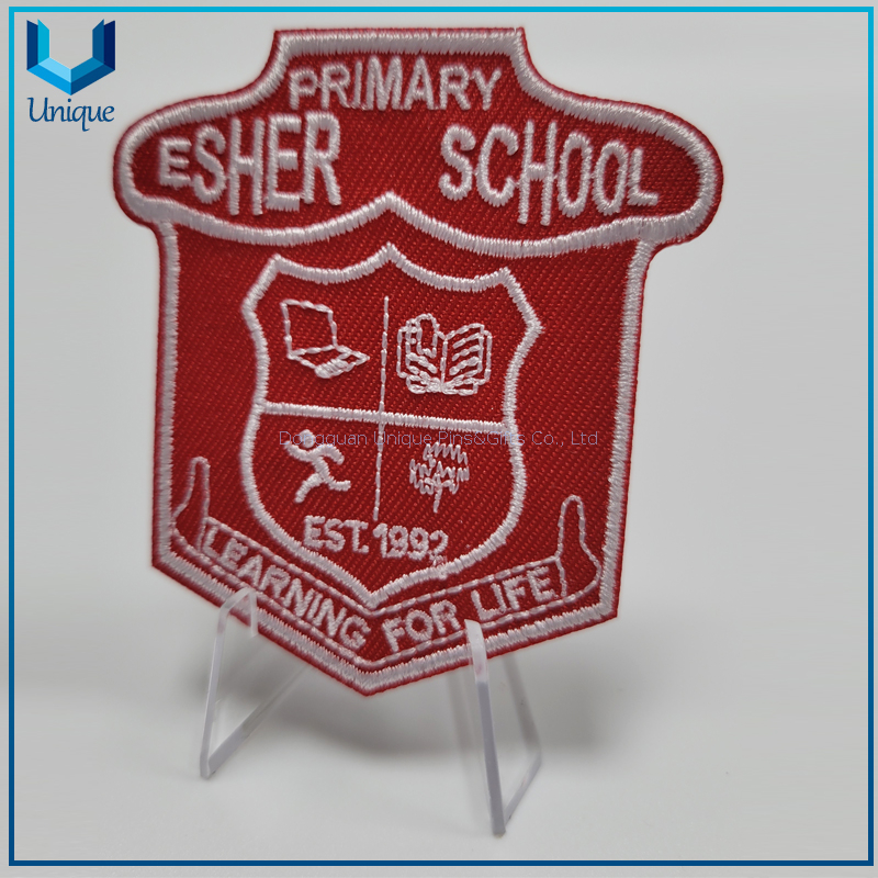 Hierro de diseño de moda barato en insignia al por mayor de alta calidad Insignia personalizada de alta frecuencia, parche termofusible de PVC de alta calidad y bajo precio para prendas de vestir, sello bordado