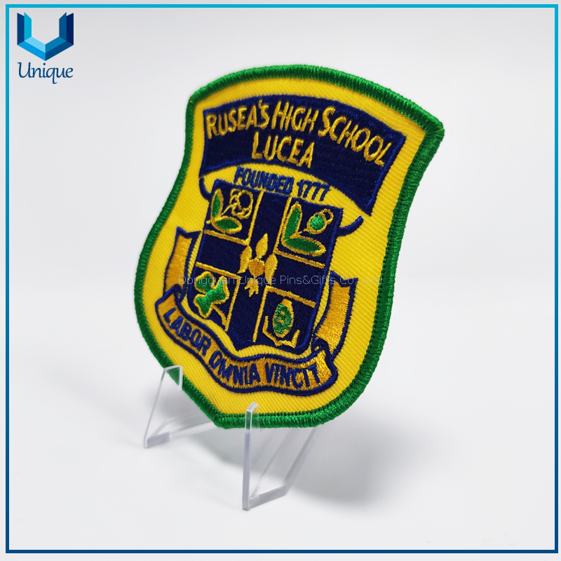 Hierro de diseño de moda barato en insignia al por mayor de alta calidad Insignia personalizada de alta frecuencia, parche termofusible de PVC de alta calidad y bajo precio para prendas de vestir, sello bordado personalizado