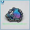 Insignias de metal exquisitas hechas a medida de alta calidad Broches Pin de solapa en formas únicas con patrones de texto de logotipo coloridos personalizados impresos con UV