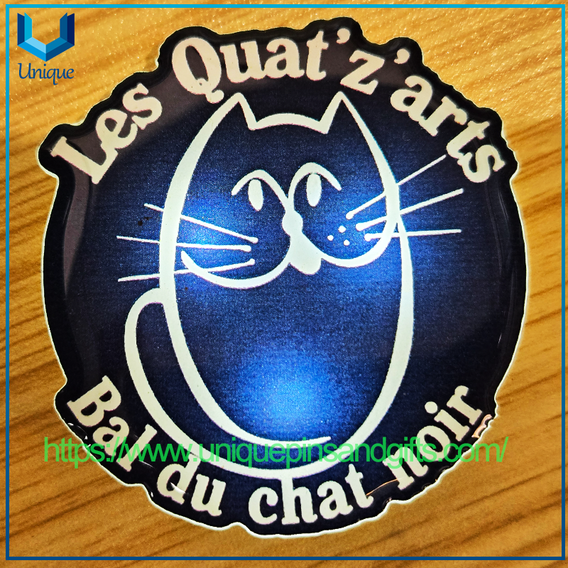 Insignia de pecho luminosa acrílica colorida con logotipo de actividad personalizado con insignia intermitente LED