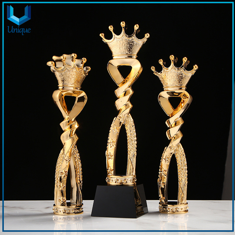 Personalice el trofeo de metal en el estilo de la corona, el logotipo del grabado en la base, la taza de trofeo del premio de oro para regalos promocionales