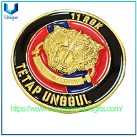 Moneda conmemorativa 3D de la Marina de Malasia chapada en oro de diseño personalizado con patrón de cabeza de león y caja de acrílico