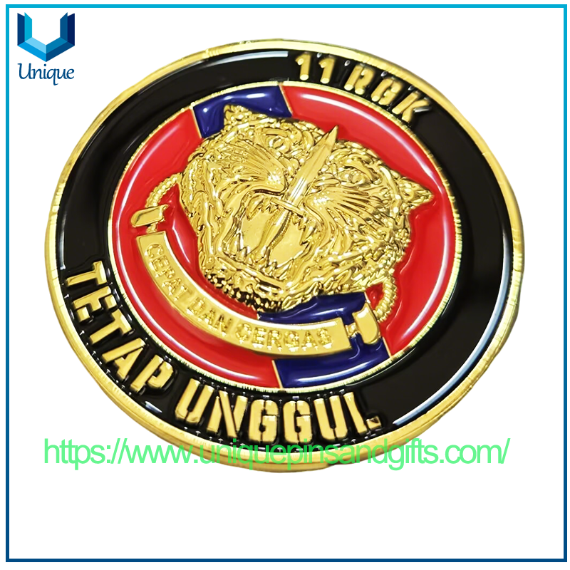Moneda conmemorativa 3D de la Marina de Malasia chapada en oro de diseño personalizado con patrón de cabeza de león y caja de acrílico