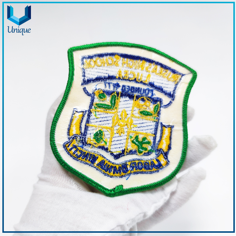 Hierro de diseño de moda barato en insignia al por mayor de alta calidad Insignia personalizada de alta frecuencia, parche termofusible de PVC de alta calidad y bajo precio para prendas de vestir, sello bordado personalizado