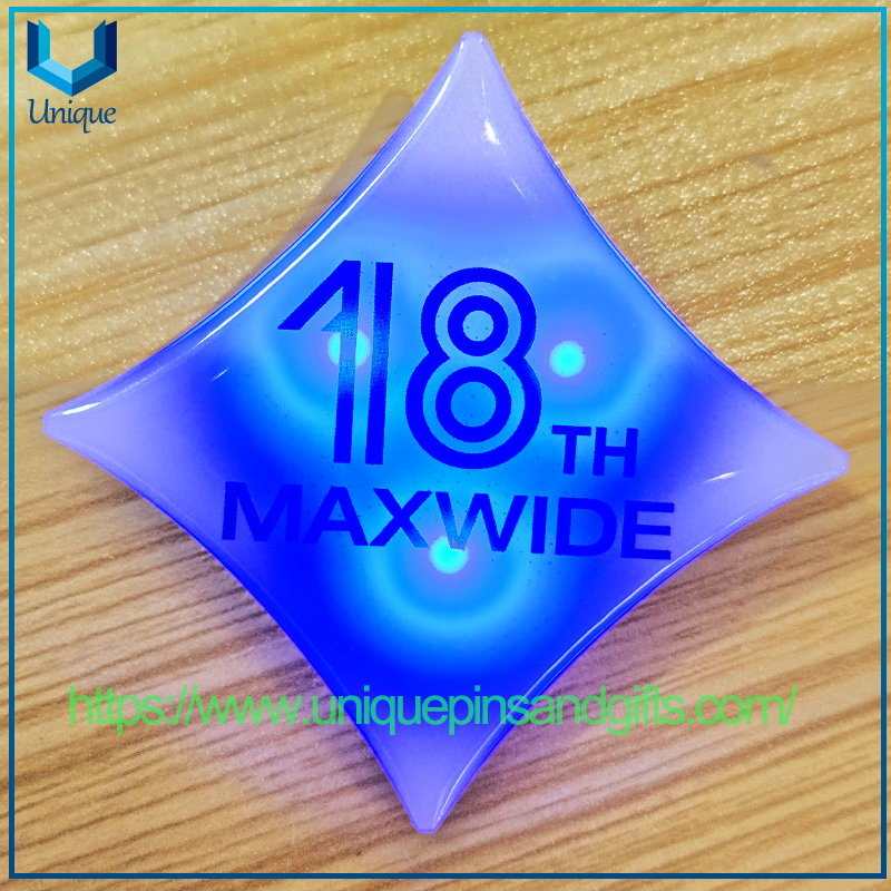 Logotipo de actividad personalizado, insignia LED intermitente de pecho luminoso acrílico colorido con 3 modos de iluminación diferentes 