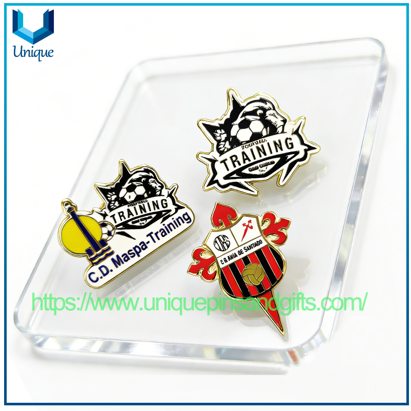 Personalizar el Pin de solapa de esmalte duro de entrenamiento de fútbol de España en oro con impresión UV