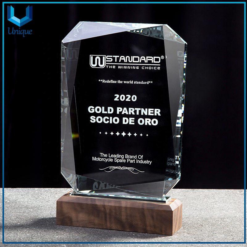 Trofeo de cristal del recuerdo de la boda del logotipo del grabado de la sublimación, trofeo del premio para requisitos particulares con base de madera
