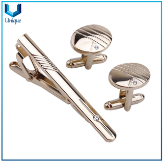 Barra de corbata de latón golpeada con una decoración de cristal, barra de corbata de moda con mancuerna en set, personalice el diseño de la corbata del diseño y el pin de la corbata en el embalaje de la caja de terciopelo para regalos