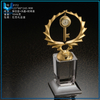 Personalice los conjuntos de decoración de cristales, regalos de souvenir de boda de negocios, copa de cristal con llavero de metal y decoración de reloj, trofeo de medalla de cristal de oro para premios