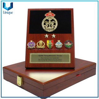 Medalla de honor personalizada de la familia real de Malasyia Kelantan con escudo de madera y caja en set de regalo