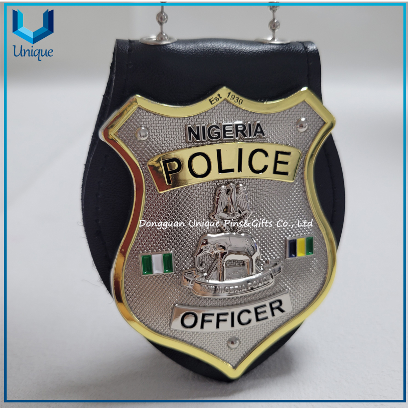Insignia de metal de la policía de Nigeria con revestimiento de dos tonos en oro 3D y níquel de diseño personalizado de alta calidad con soporte de cuero de vaca con cadena de bolas y clip para cinturón