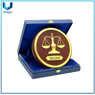 Medalla de oro de Qatar con embalaje de caja de regalo, personalice la placa de madera de diseño, medalla de metal militar con madera para regalos de souvenirs, bajo MOQ
