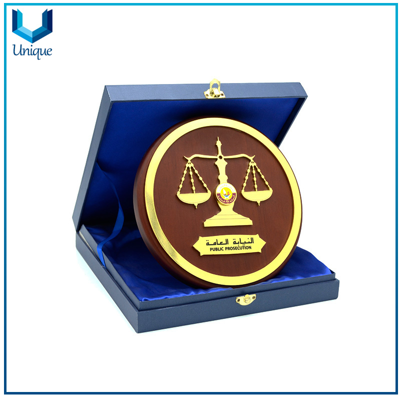 Medalla de oro de Qatar con embalaje de caja de regalo, personalice la placa de madera de diseño, medalla de metal militar con madera para regalos de souvenirs, bajo MOQ
