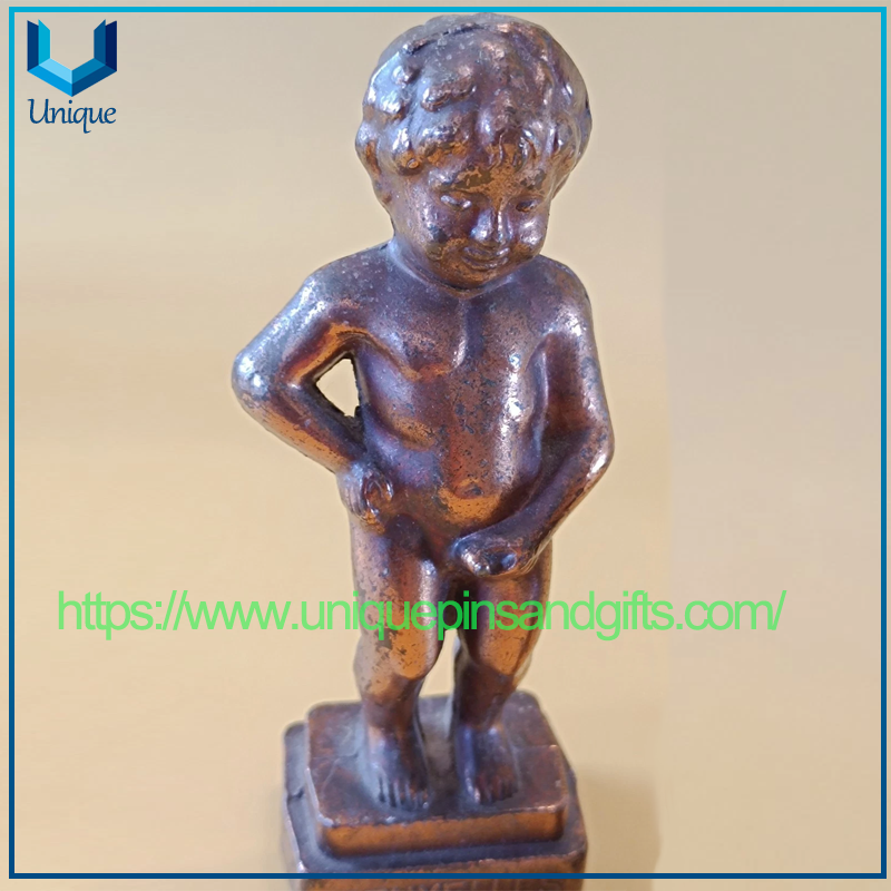 Estatua pequeña famosa de Bruselas de metal personalizada 'Manenkempis', 7,5/6,5 centímetros de alto y pesa 130 gramos para adorno del hogar