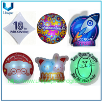 Insignia de pecho luminosa acrílica colorida con logotipo de actividad personalizado con insignia intermitente LED