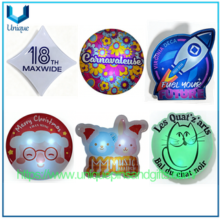 Insignia de pecho luminosa acrílica colorida con logotipo de actividad personalizado con insignia intermitente LED