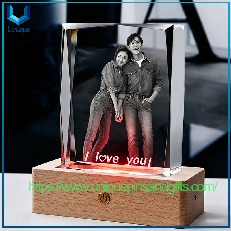 Medallas de cristal personalizadas Trofeos de cristal Adornos decorativos de cristal con patrones de texto grabados con láser dentro de la luz LED de cristal