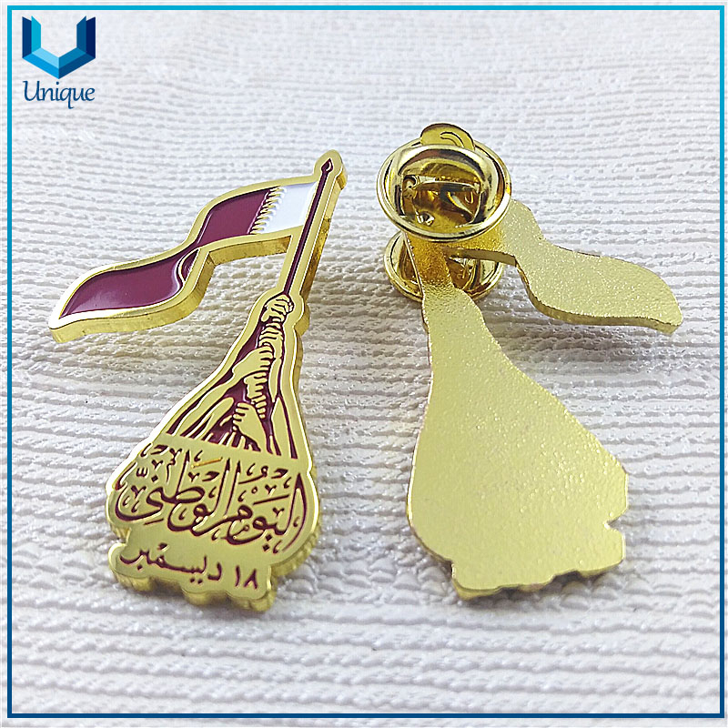 Personalice Metal Crafts Factory Qatar Bandera Nacional Pin de solapa, personalice Pin de solapa de la bandera nacional en esmalte suave, bandera de oro