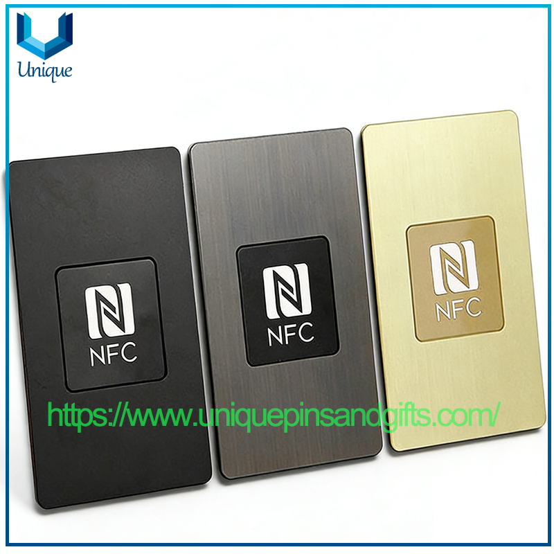 Tarjetas de visita inteligentes NFC de metal personalizadas con códigos QR WeChat impresos, códigos de Facebook, tarjetas de visita electrónicas, tarjetas premium de redes sociales y logotipos grabados con láser