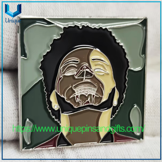 Pin de solapa con letra F chapado en oro personalizado, broche con inicial del alfabeto de diamantes de imitación transparentes ostentosos, Pin de joyería para decoración de ropa, sombrero y bolso