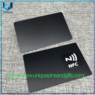Tarjetas de visita inteligentes NFC de metal personalizadas con códigos QR WeChat impresos, códigos de Facebook, tarjetas de visita electrónicas, tarjetas premium de redes sociales y logotipos grabados con láser